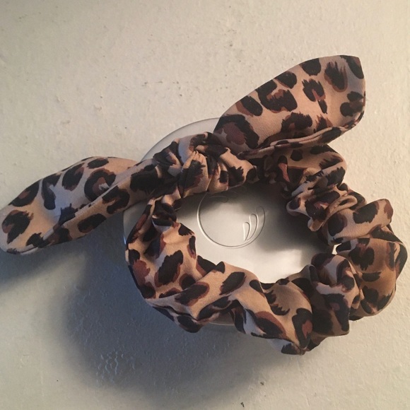 leopard print hair tye. - Picture 5 of 5